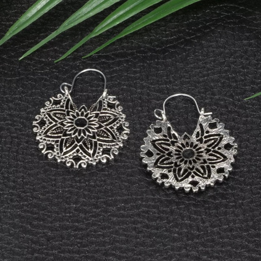 Boho antiqued flower earrings - Picture 10 of 10